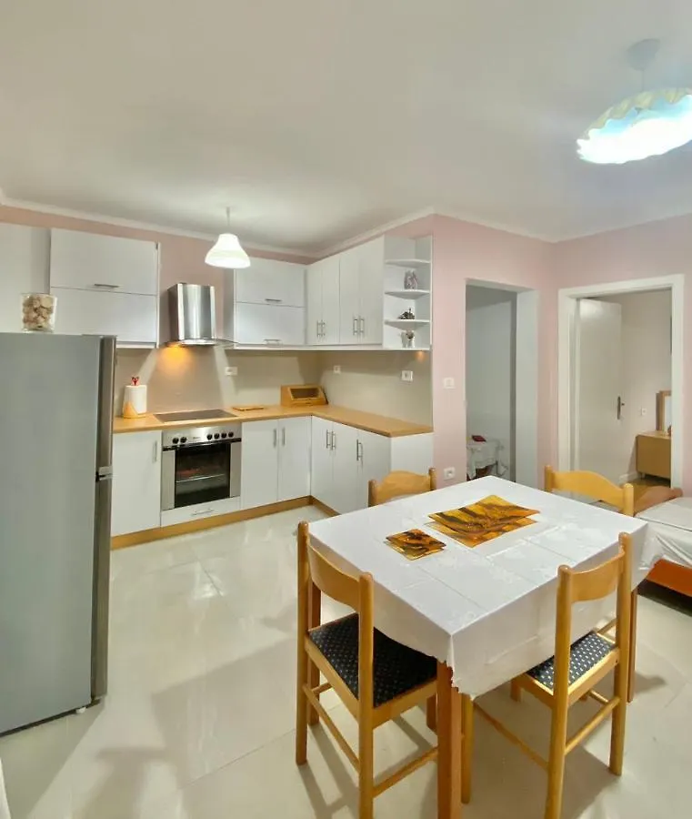 Sunshine Central Apartment Саранда